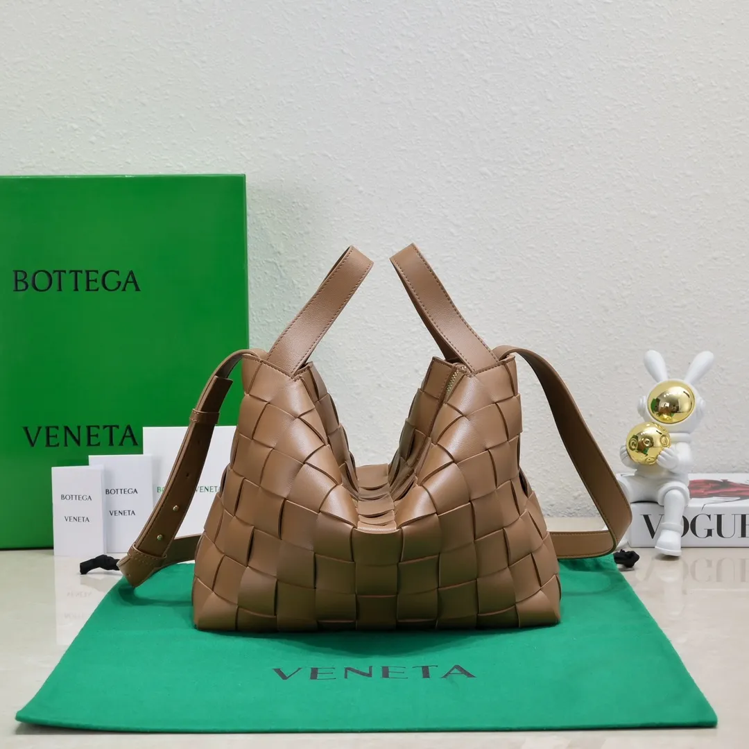 Batch 2600 BottegaVeneta What can be packed in the new bowling bag? Have you got the new bowling bag? Super large capacity ~ The key is low-key, simple and casual style ~ the fashion sense is not reduced at all. It combines BV's classic woven elements and can also be used for computers. The length of the shoulder straps can be adjusted. It is suitable for tall girls to carry. Boys also have a sunny back☀️ Style number: 7466# Size: 28*21*16